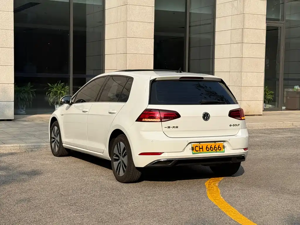 Volkswagen Golf EV — миниатюра 18