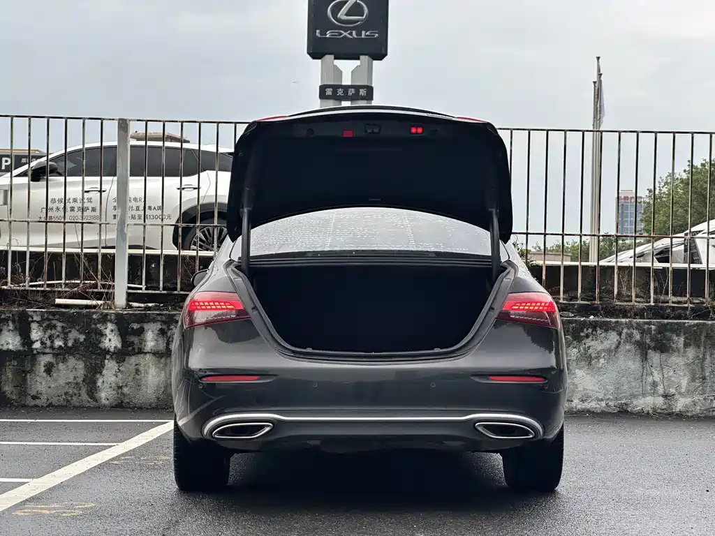 Mercedes-Benz E-Class — миниатюра 7