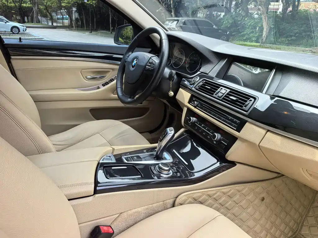 BMW 5 Series — миниатюра 12