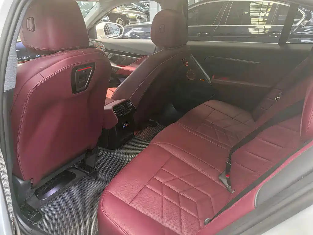 BMW 5 Series — миниатюра 12