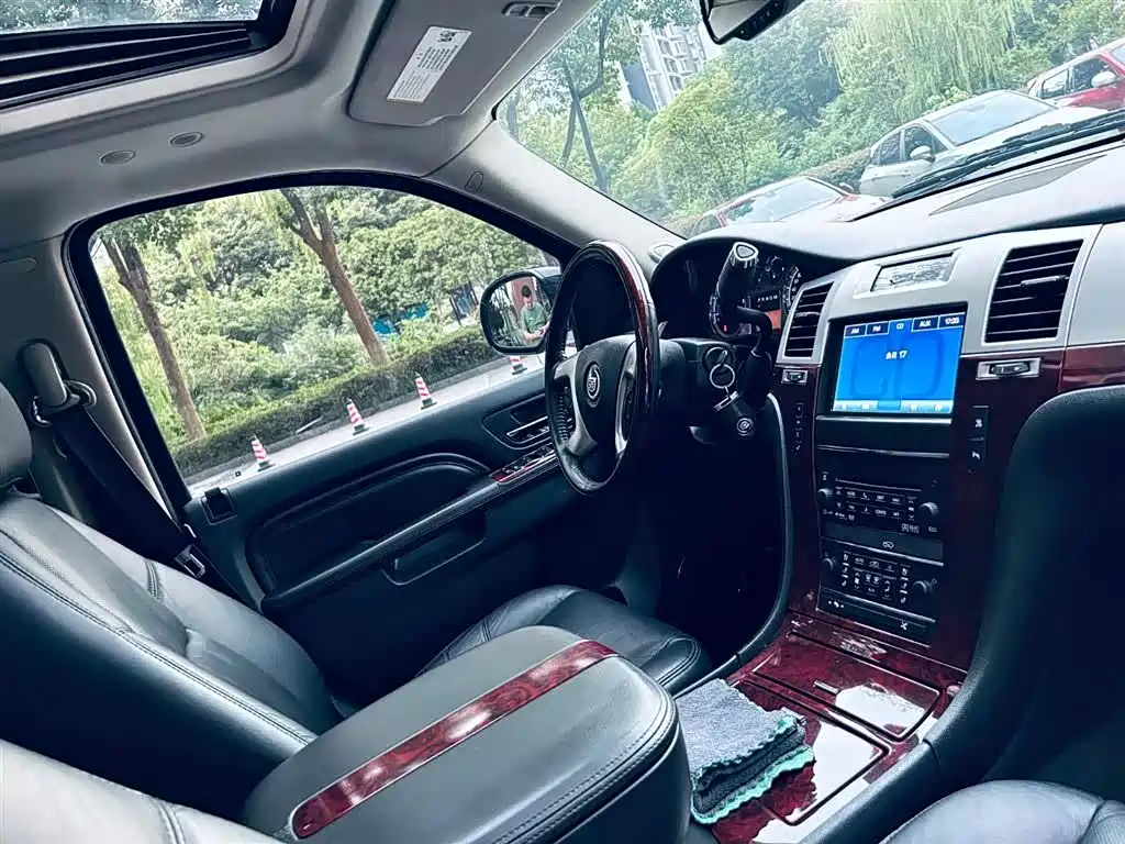 Cadillac Escalade — миниатюра 16