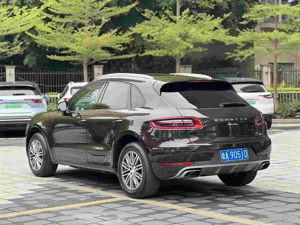 PORSCHE MACAN