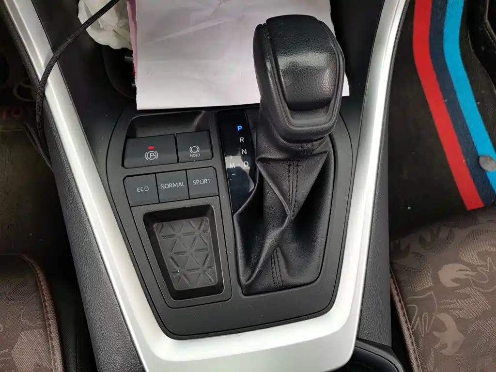 Toyota RAV4 — миниатюра 10