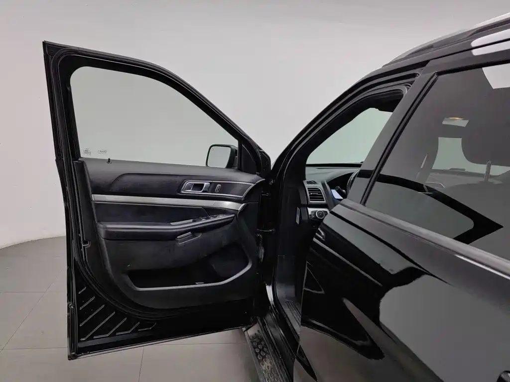 Ford Explorer (Import) — миниатюра 8