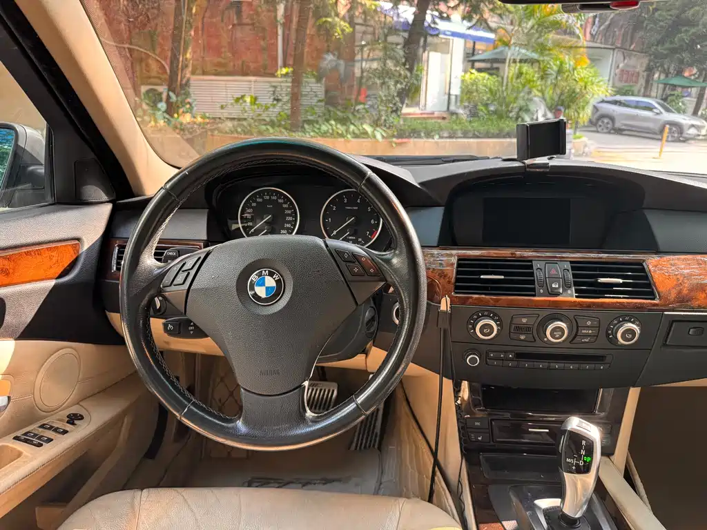 BMW 5 Series — миниатюра 10