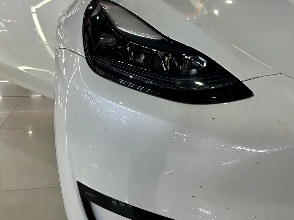 Tesla Model Y — миниатюра 9