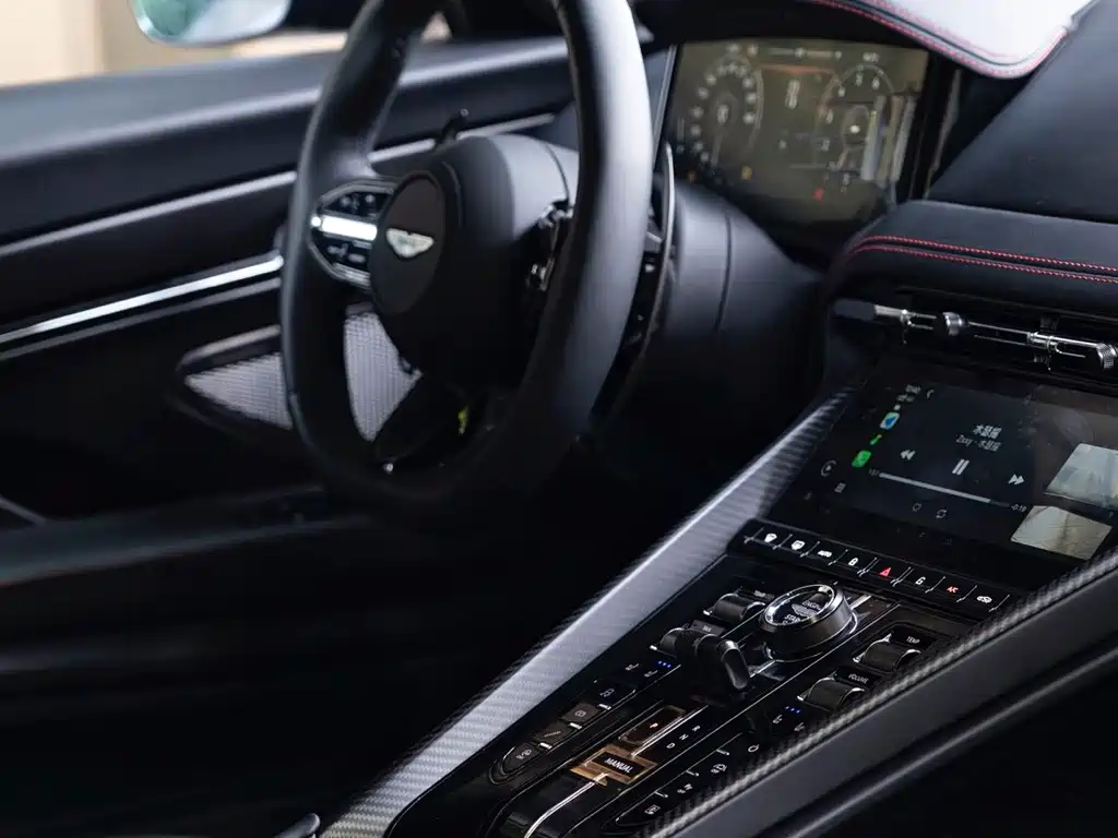 Aston Martin DB12 — миниатюра 21