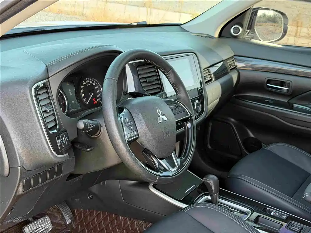 Mitsubishi Outlander — миниатюра 11