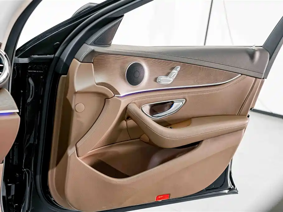 Mercedes-Benz E-Class — миниатюра 13