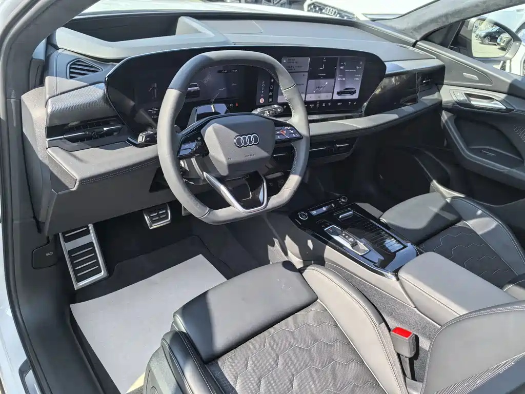 Audi Q6L e-tron — миниатюра 10