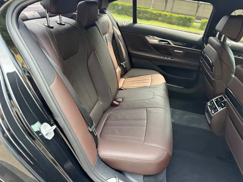 BMW 7 Series — миниатюра 11
