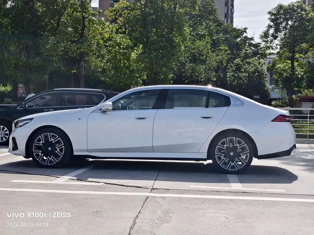 BMW 5 Series — миниатюра 4