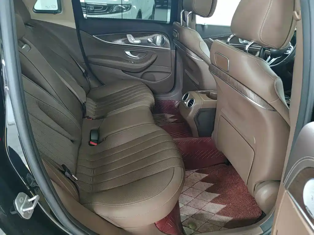 Mercedes-Benz E-Class — миниатюра 9