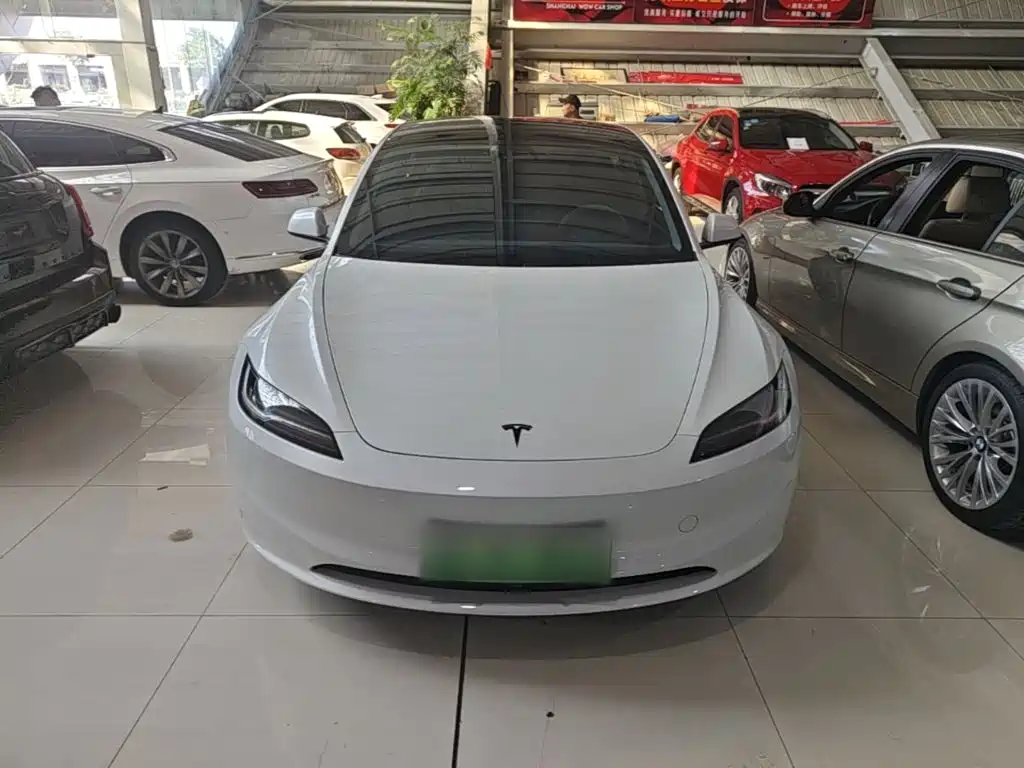 Tesla Model 3 — миниатюра 3