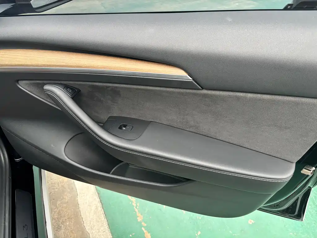 Tesla Model 3 — миниатюра 5