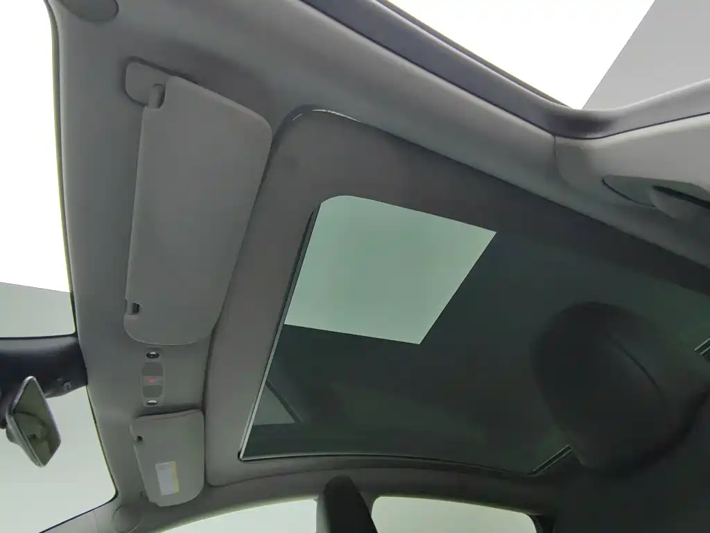Tesla Model Y — миниатюра 14