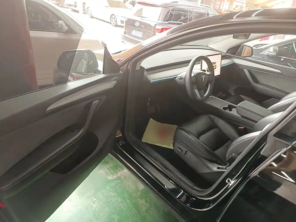 Tesla Model Y — миниатюра 16