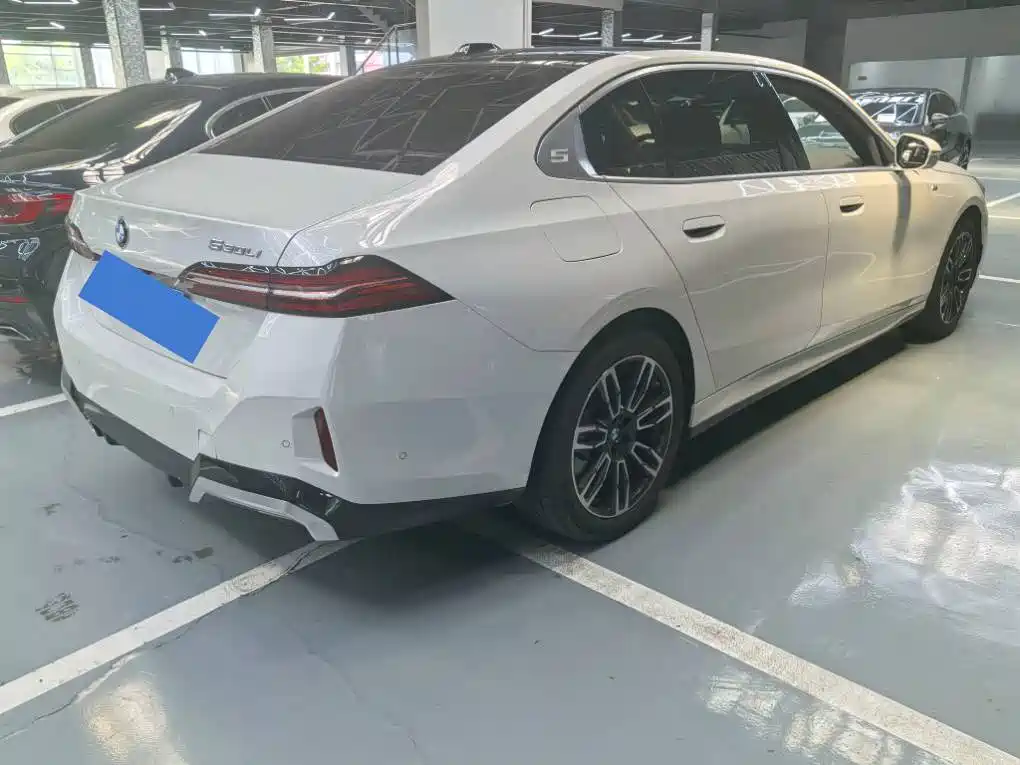 BMW 5 Series — миниатюра 13