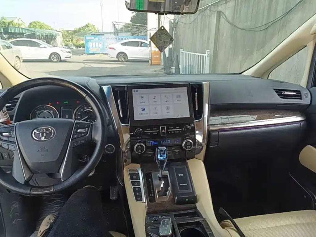 Toyota Vellfire 2023 2.5L HV Luxury