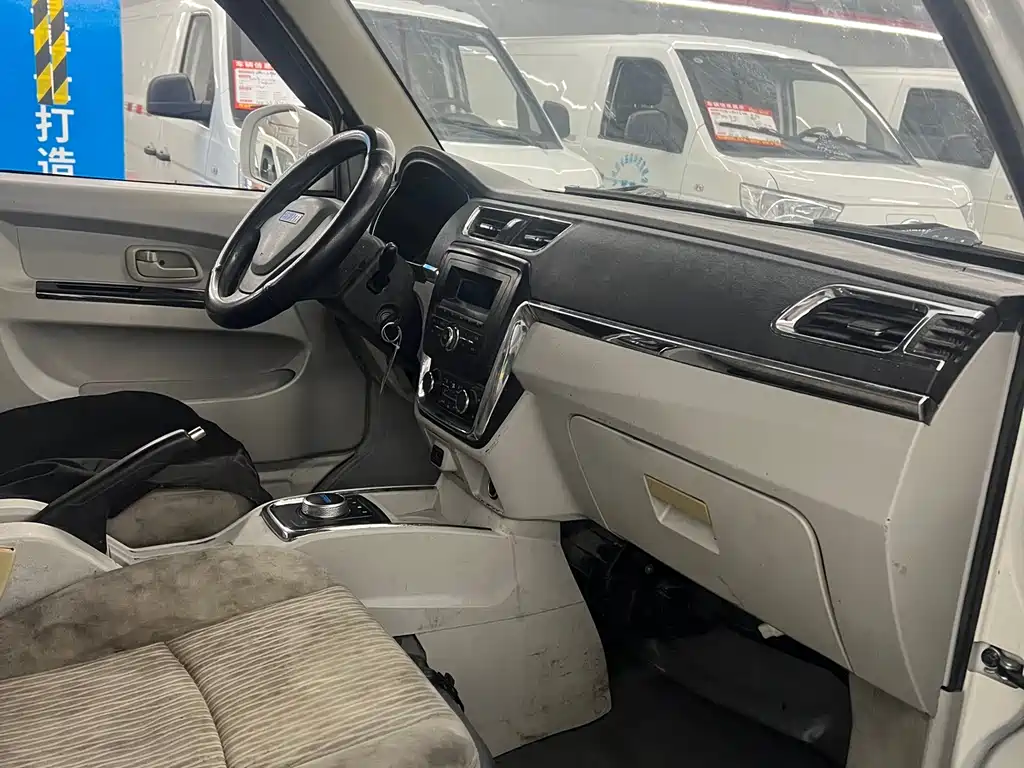 SRM XINYUAN NEW ENERGY SEA LION EV