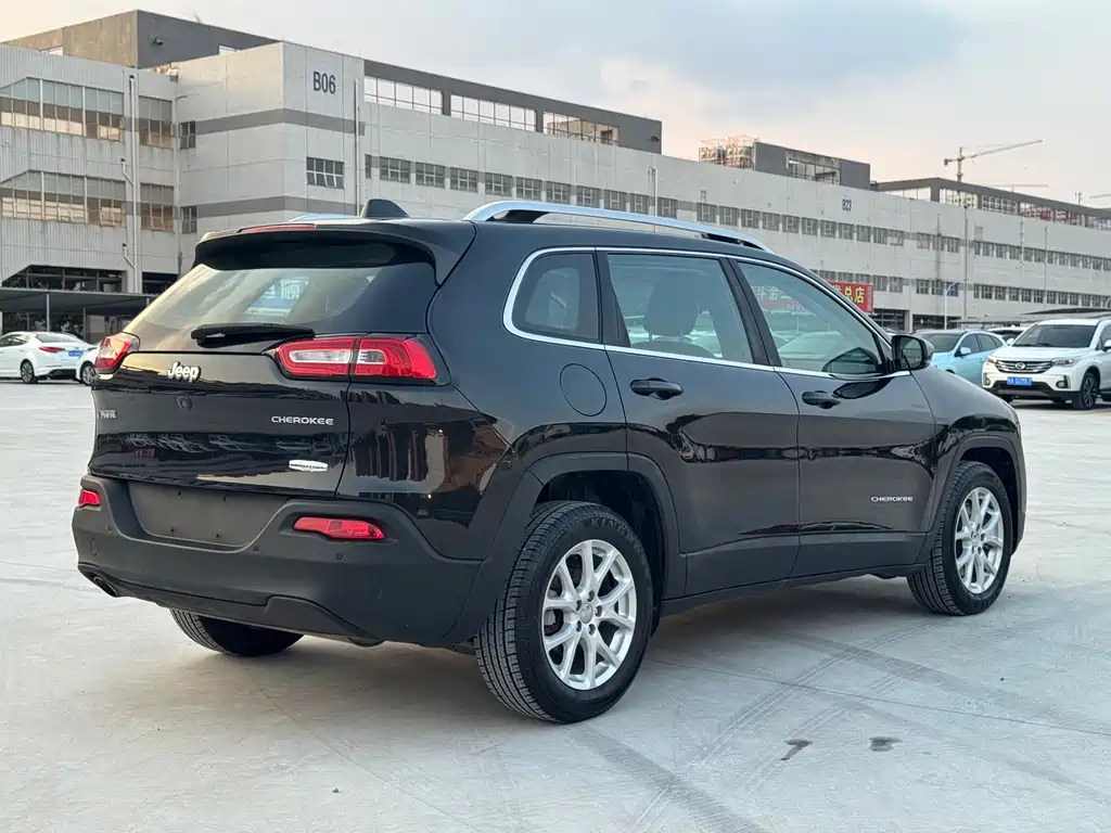 Jeep Cherokee — миниатюра 5