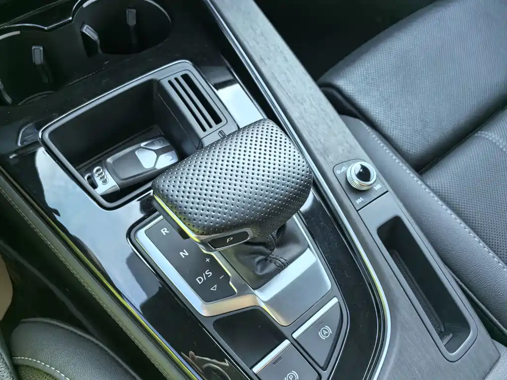 Audi A4L 2024 40 TFSI Luxury