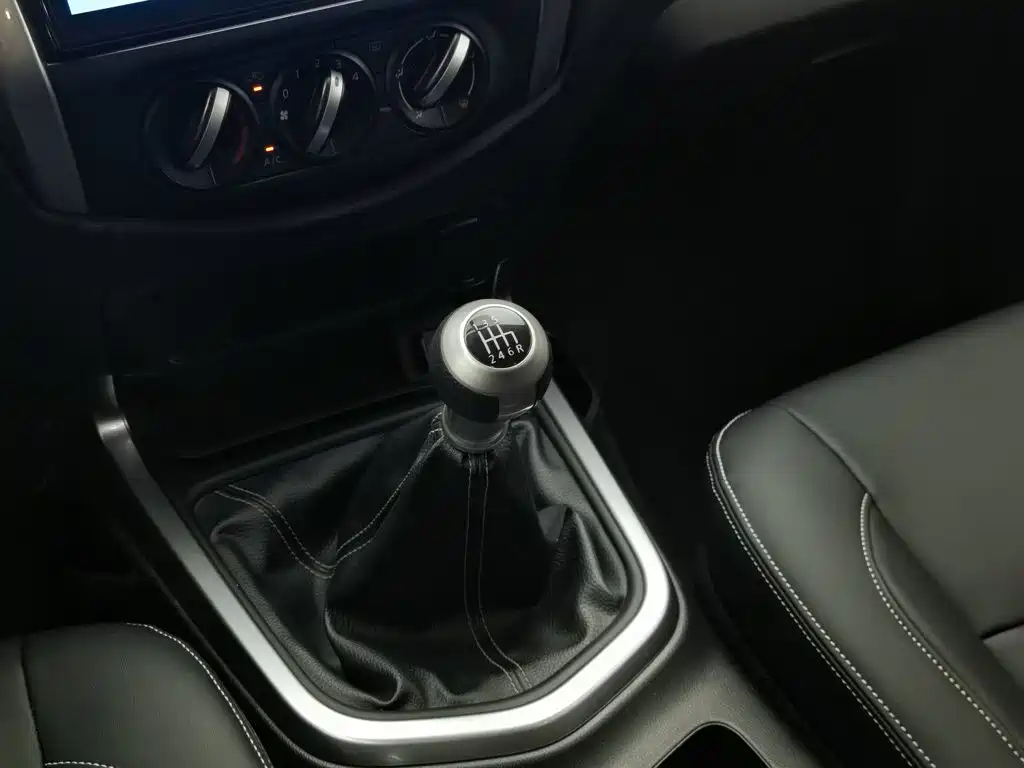 Nissan Terra — миниатюра 13