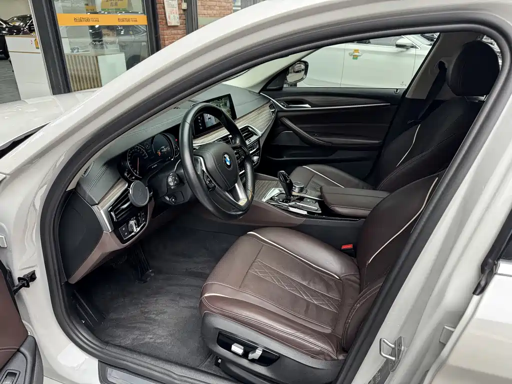 BMW 5 Series — миниатюра 8