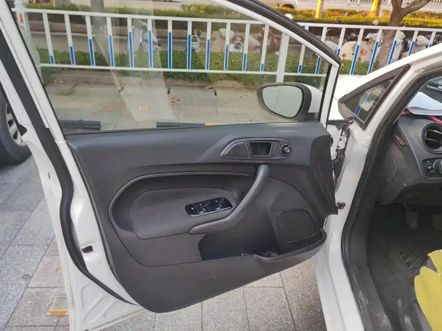 Ford Fiesta — миниатюра 7