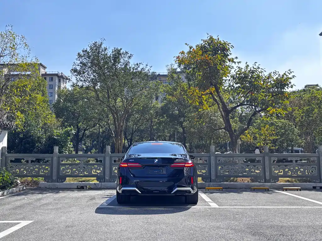 BMW 5 Series — миниатюра 5