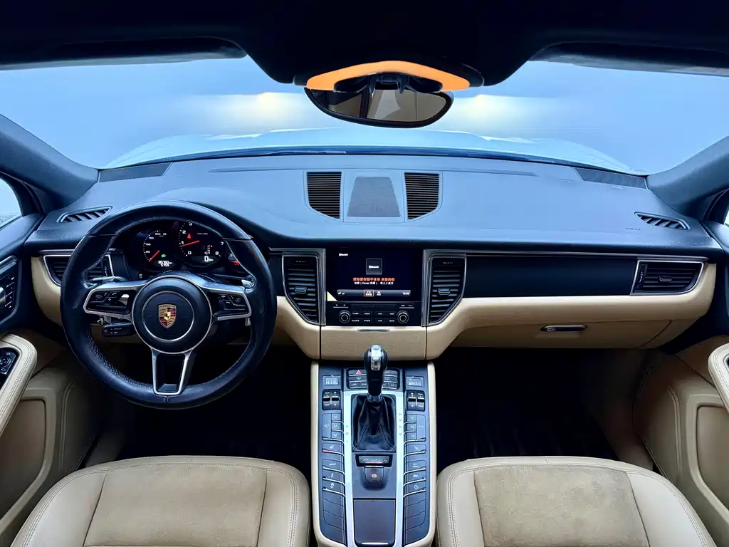 PORSCHE MACAN