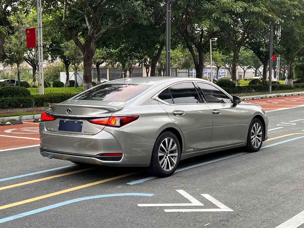 Lexus ES 2018 300h VI