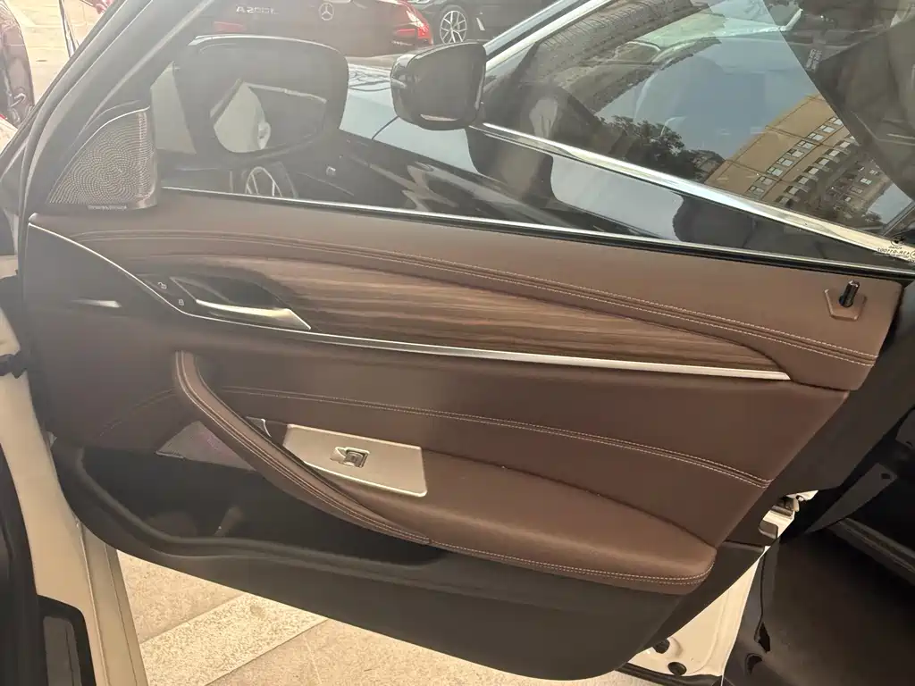 BMW 5 Series — миниатюра 19