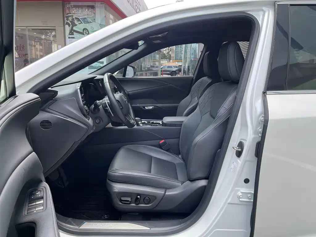 Lexus RX 2025 300