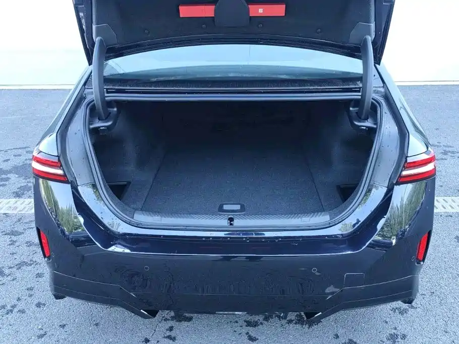BMW i5 — миниатюра 6