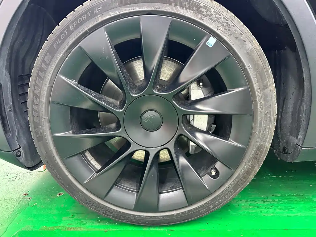 Tesla Model Y — миниатюра 30