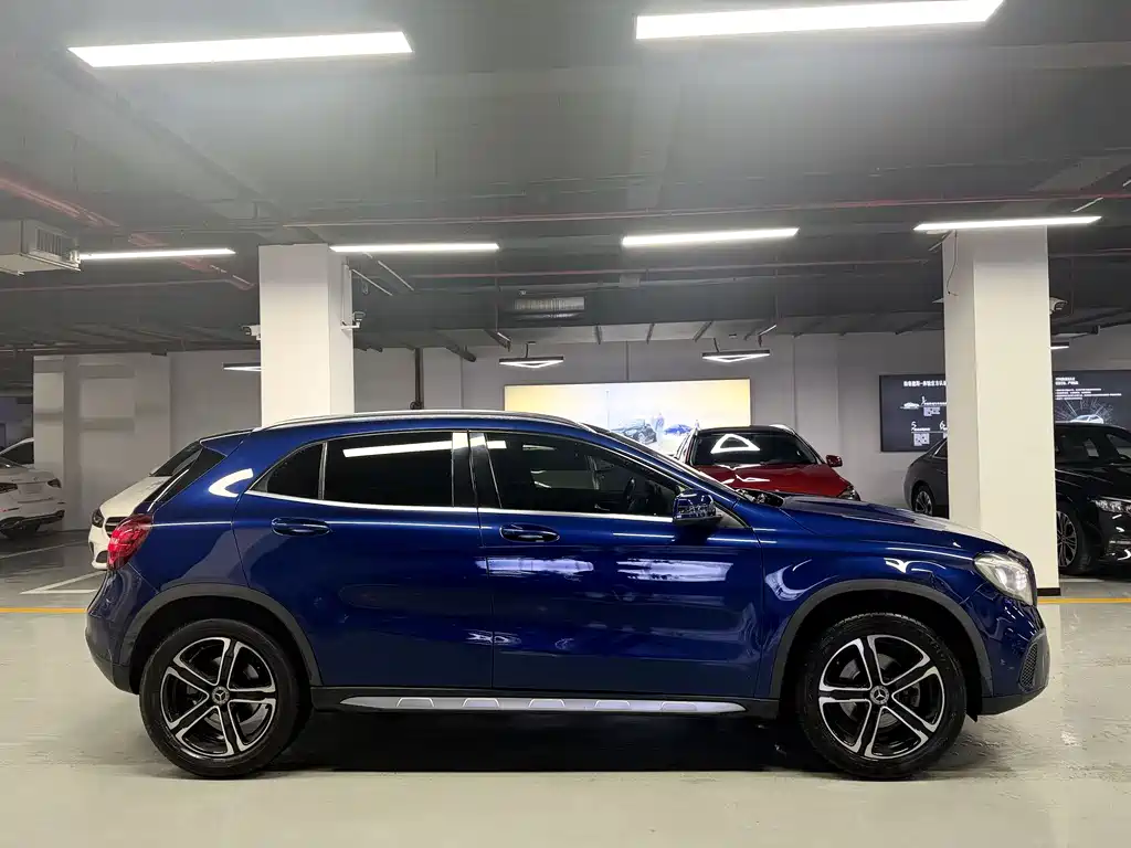 MERCEDES-BENZ GLA