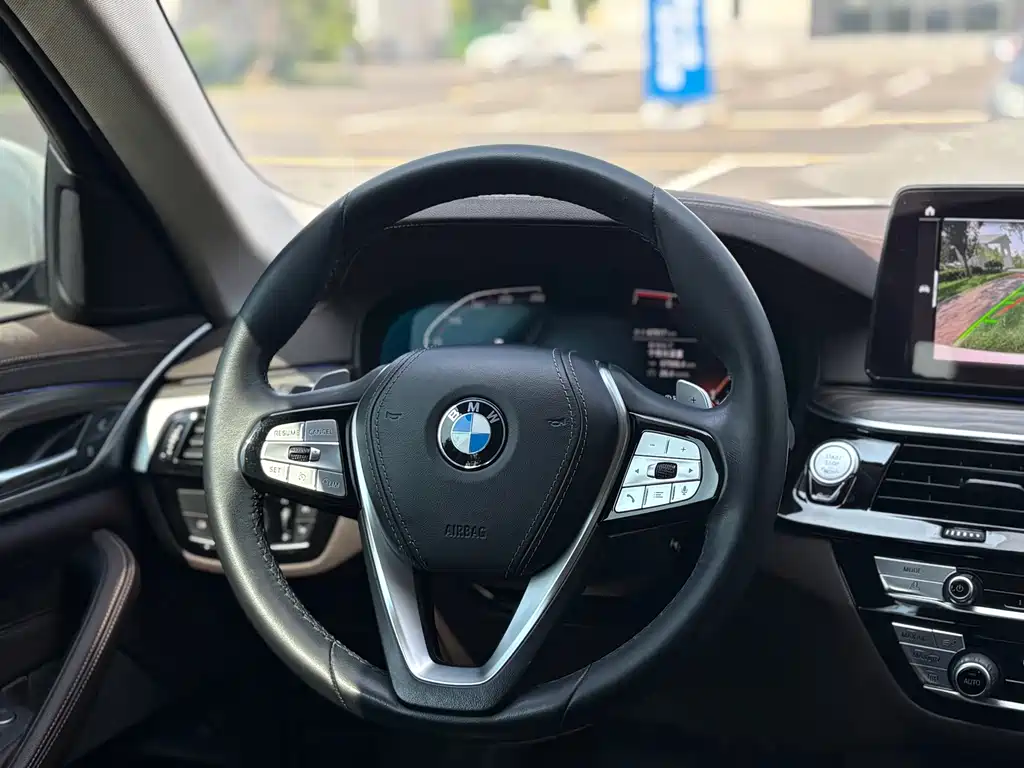 BMW 5 Series — миниатюра 9