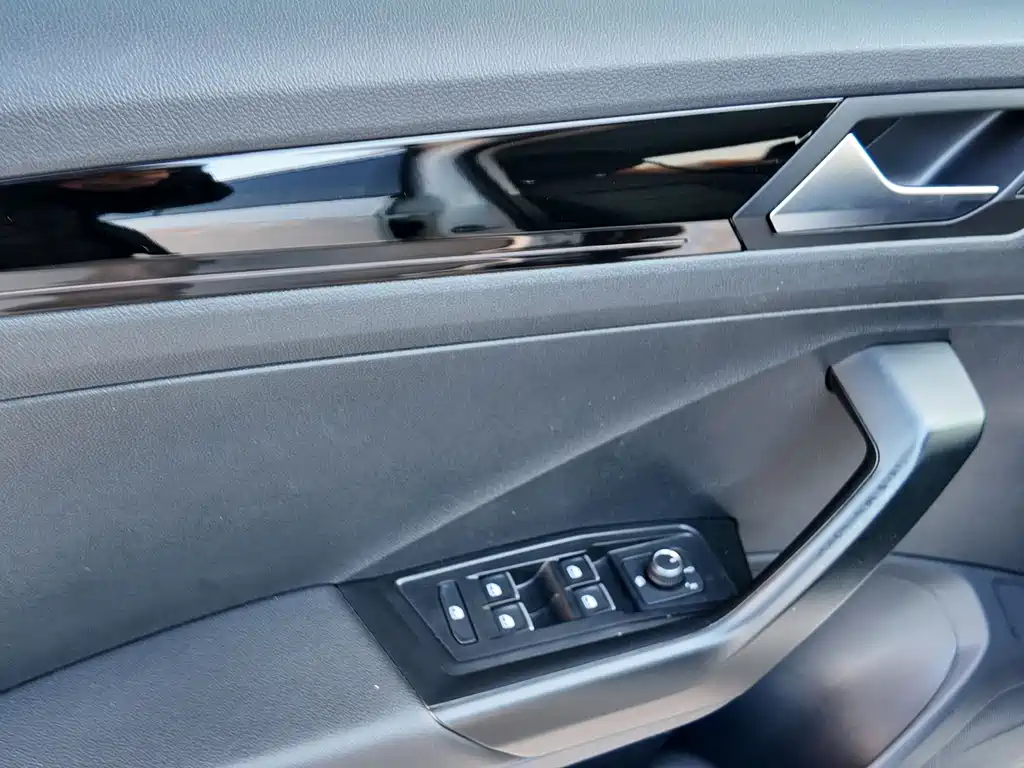 VOLKSWAGEN T ROC EXPLORING SONGS