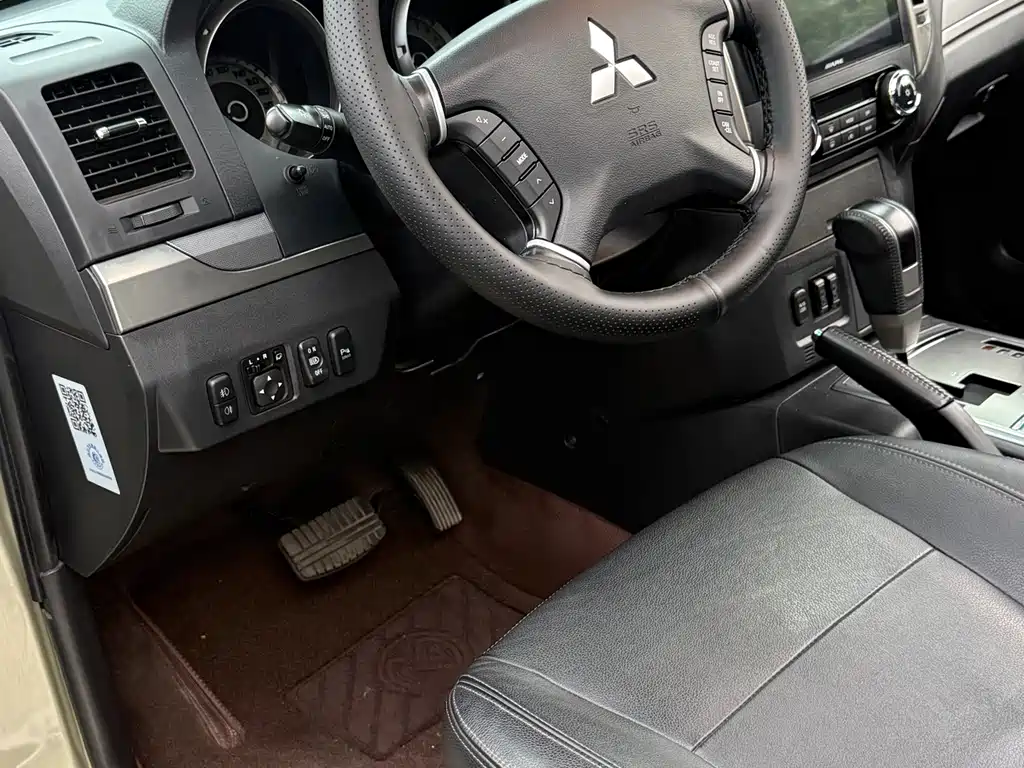 Mitsubishi Pajero (Import) — миниатюра 11
