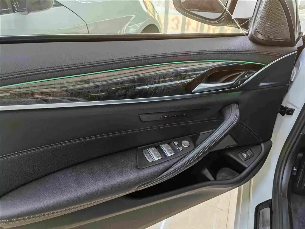 BMW 5 Series — миниатюра 8
