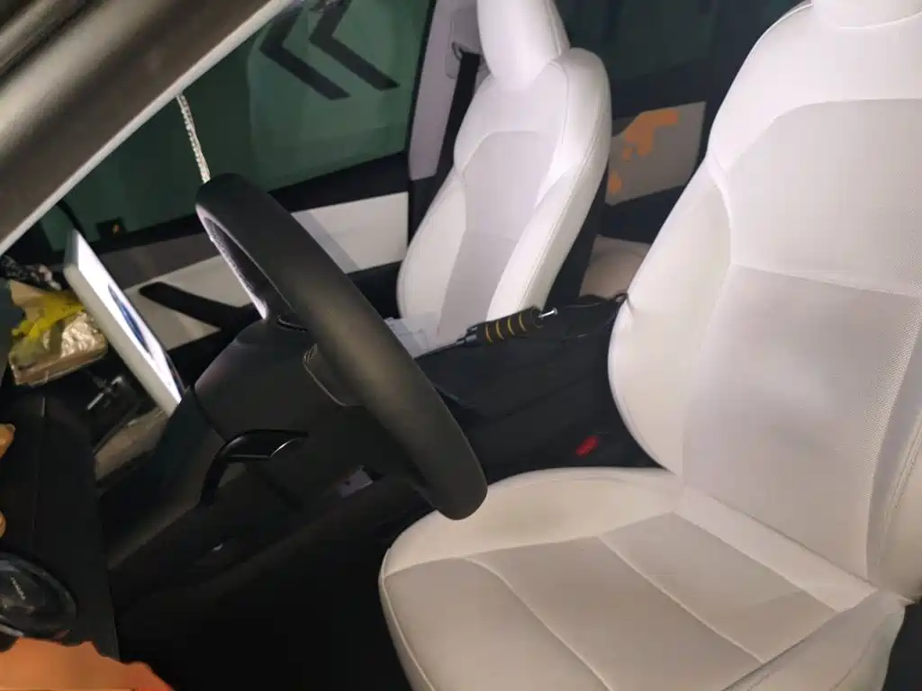 Tesla Model Y — миниатюра 8