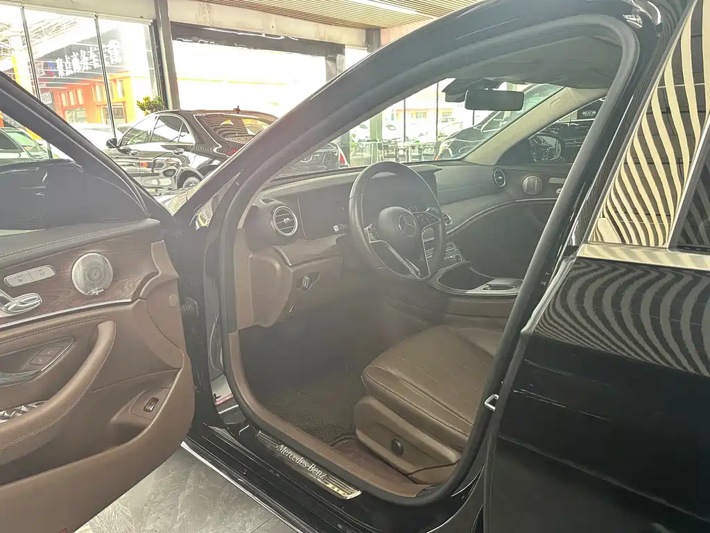 Mercedes-Benz E-Class — миниатюра 2