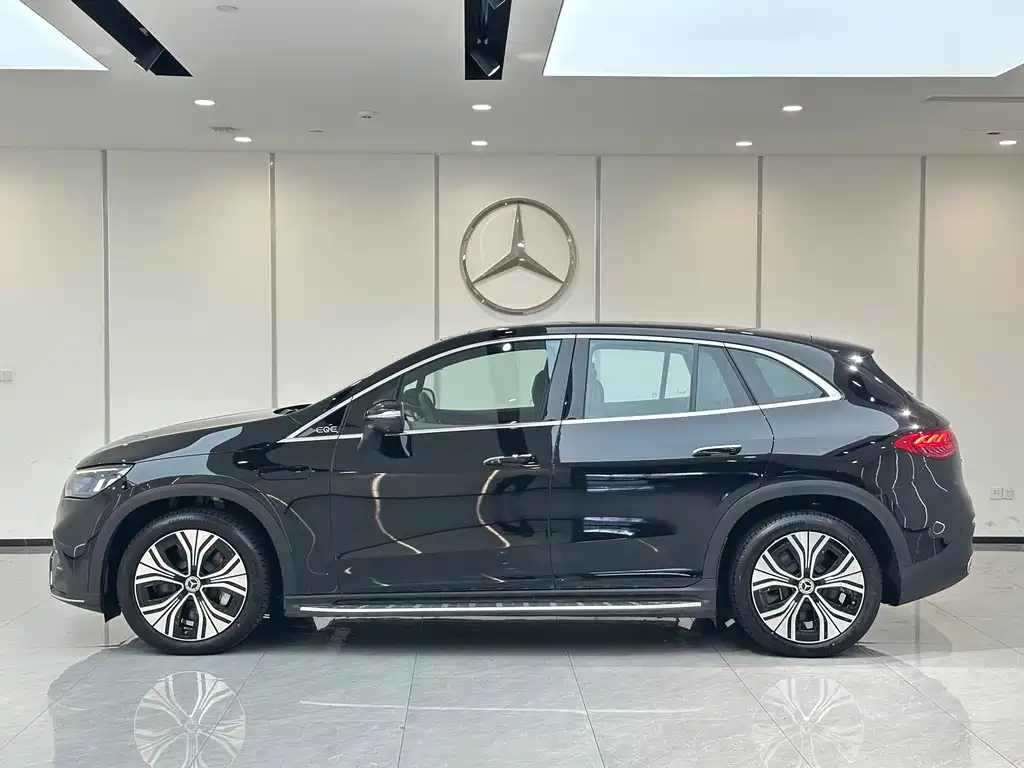 Mercedes-Benz EQE SUV — миниатюра 7