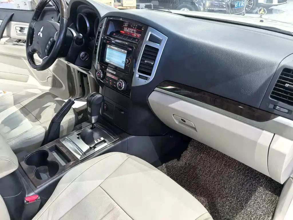 Mitsubishi Pajero (Import) — миниатюра 12
