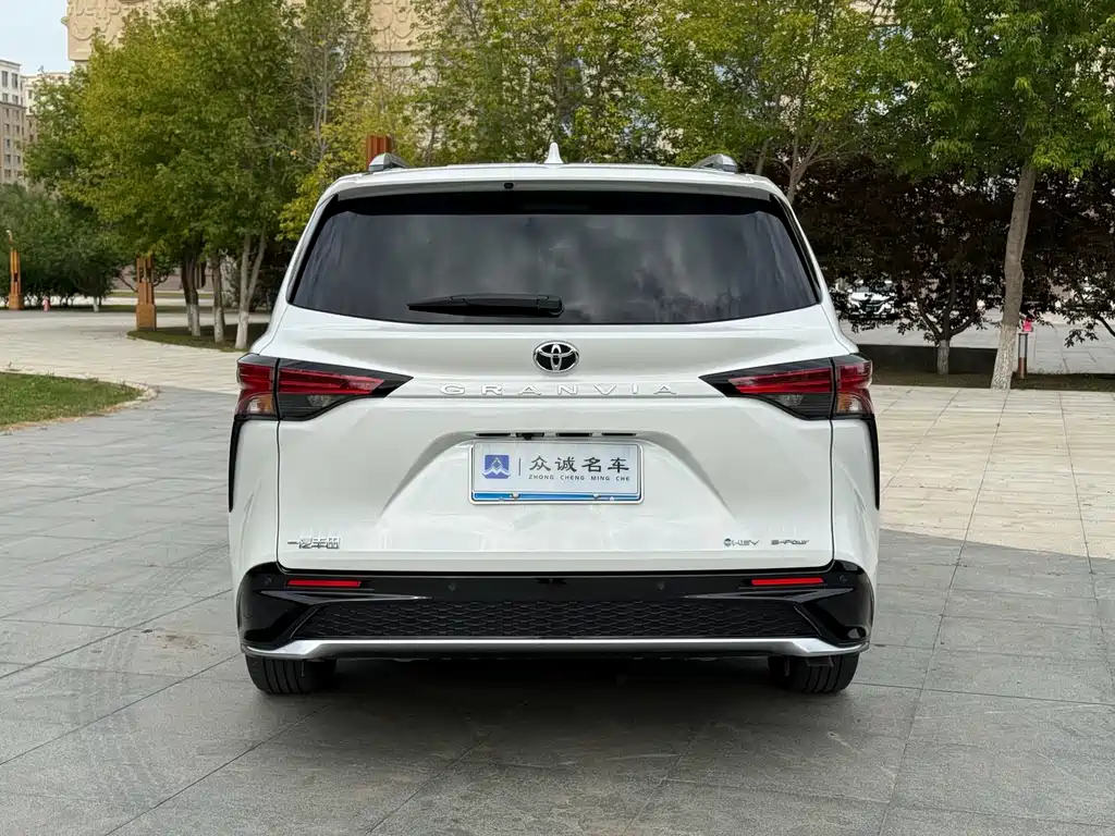 Toyota Granvia — миниатюра 8