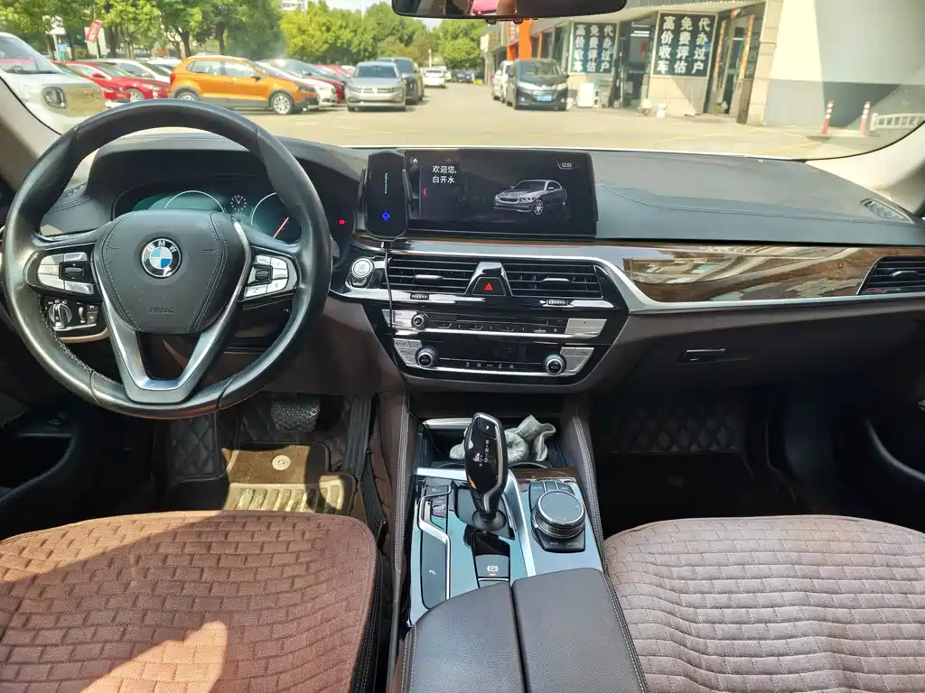 BMW 5 Series — миниатюра 9