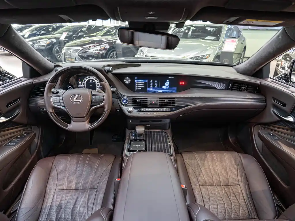 Lexus LS — миниатюра 13