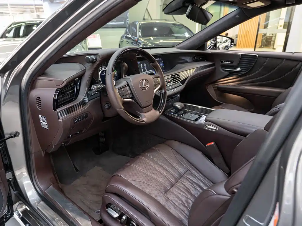 Lexus LS — миниатюра 9