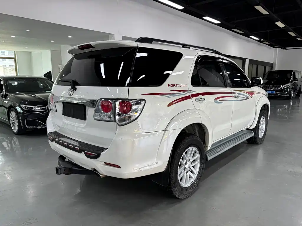Toyota Fortuner — миниатюра 9